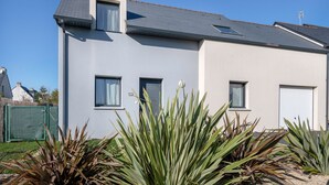 A modern two-story house with a grey roof, a chimney, and a small skylight. - House for 4 adults / 4 children, fully equipped (Piriac-sur-Mer)