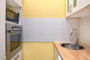 Jääkaappi, mikroaaltouuni, uuni, astianpesukone