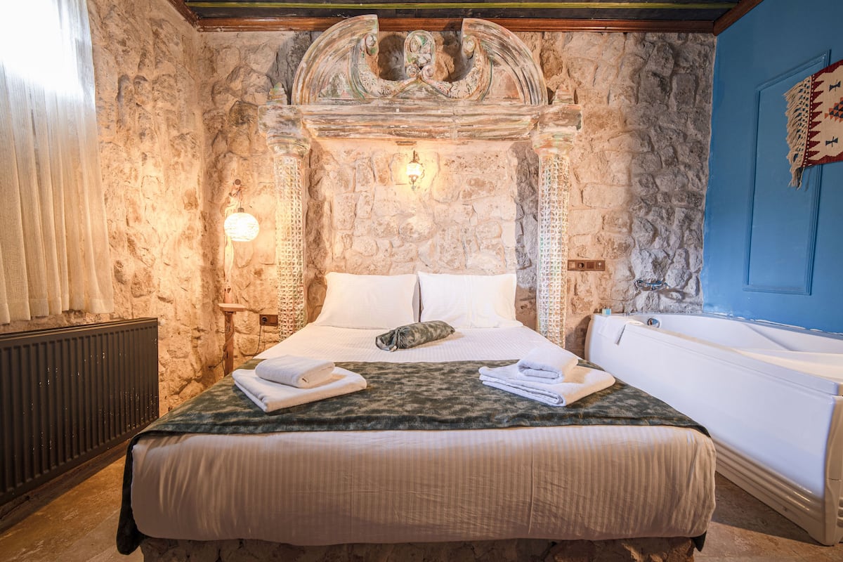 Cift Kisilik Oda-Jakuzili | 1 bedroom, iron/ironing board, free WiFi, bed sheets