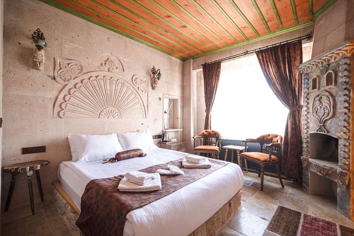 Deluxe Cift Kisilik Oda-Kale Manzarali | 1 bedroom, iron/ironing board, free WiFi, bed sheets