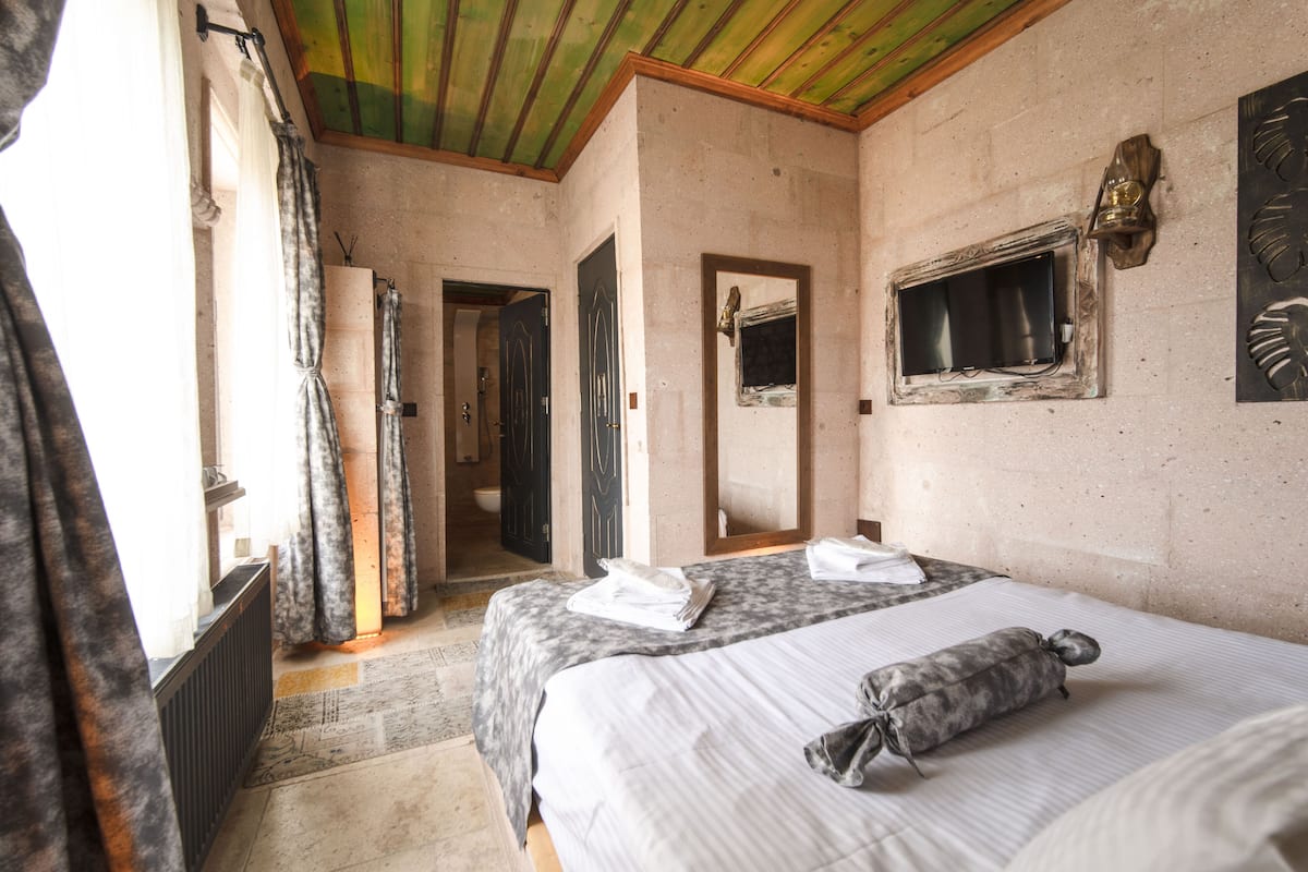 Standard Room | 1 bedroom, iron/ironing board, free WiFi, bed sheets