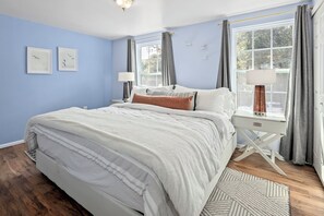 2 chambres, bureau, fer et planche Ă repasser, lit parapluie