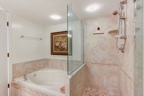 Dusche, Haartrockner, Handtücher, Shampoo
