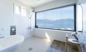 Stay 202 | 浴室 | 淋浴設備、免費盥洗用品、吹風機、毛巾