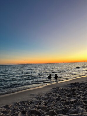 On the beach, sun-loungers - New Condo built 2021, Ocean Front ! 2 BR 2Bath sleeps 6 (Gulf Shores)