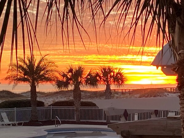 Outdoor spa tub - New Condo built 2021, Rent 7 day 10% Off. Ocean Front ! 2 BR 2Bath sleeps 6 (Gulf Shores)