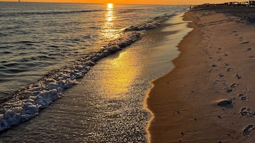 Rannalla, aurinkotuoleja