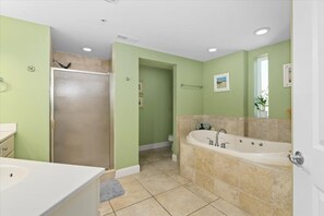 Ducha, bañera de hidromasaje y toallas