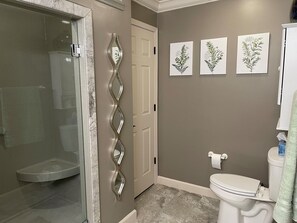 Badewanne, Handtücher, Toilettenpapier