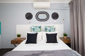 Desk, iron/ironing board, WiFi, bed sheets