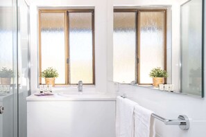 Douche, séchoir à cheveux, serviettes fournies