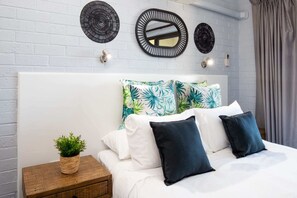 Escritorio, tabla de planchar con plancha, wifi y ropa de cama