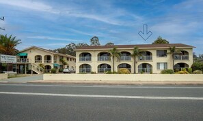 Exterior - Seafront Getaway Studio, Great Location with Pool (Batemans Bay)