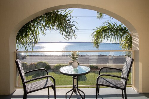 Seafront Getaway Studio, Great Location with Pool