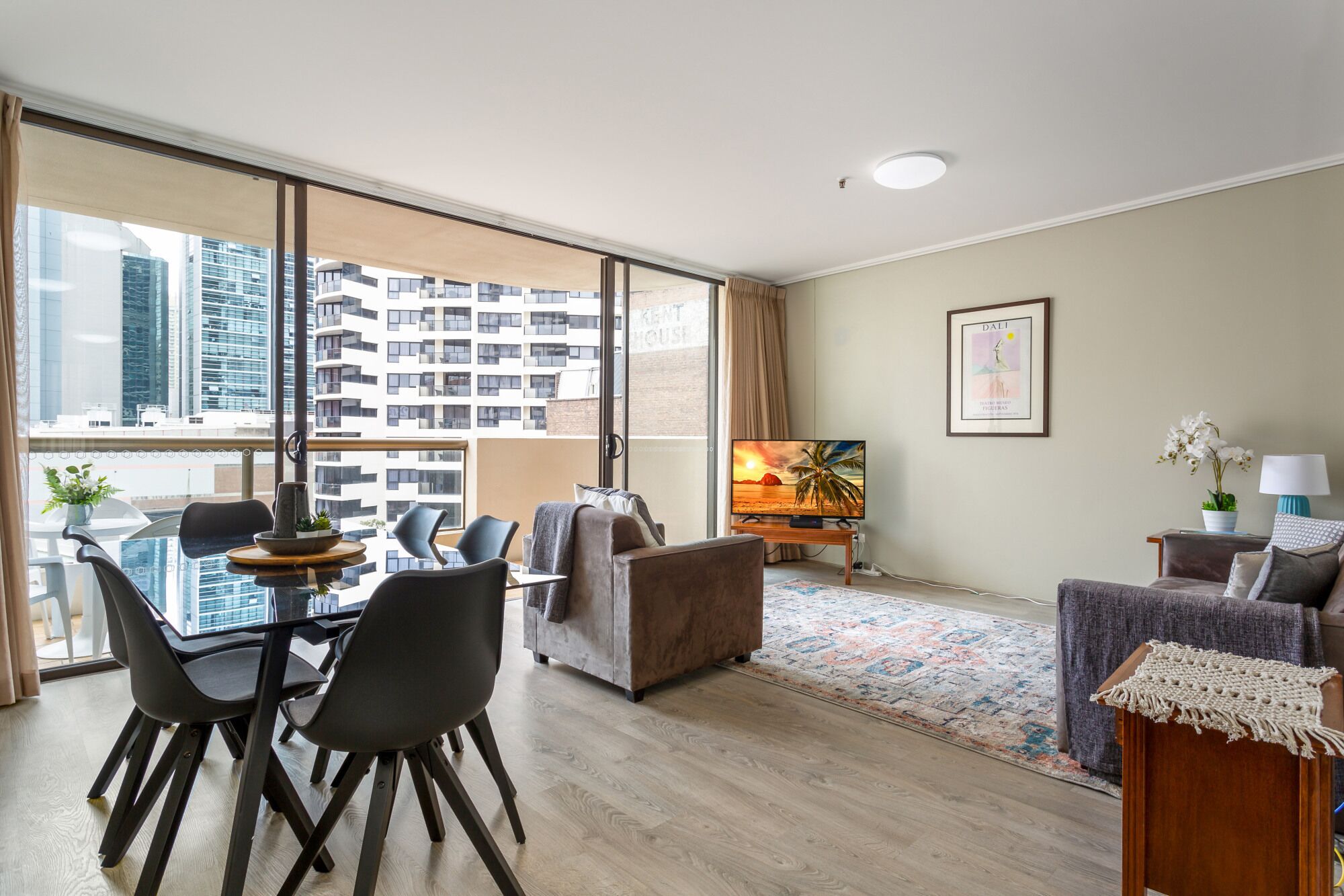 Modern Apartment with Parking, Great CBD Location