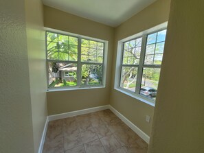 Interior - Highly desirable, Historic Old Northeast Poinciana townhome. (St. Petersburg)