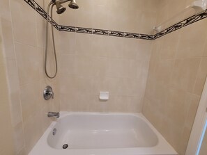 Combined shower/bathtub - Highly desirable, Historic Old Northeast Poinciana townhome. (St. Petersburg)