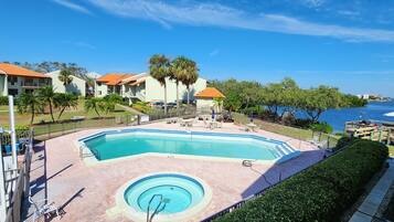 Een verwarmd zwembad