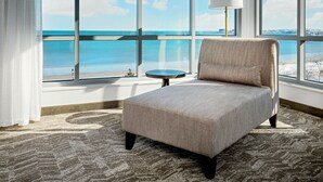 Une pièce avec vue sur l’océan, une table ronde et une chaise.