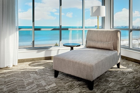 Escritorio, cortinas blackout y tabla de planchar con plancha