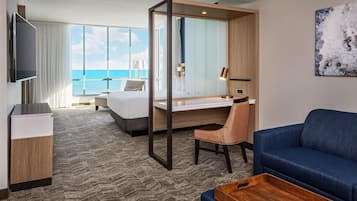 Suite Junior, 1 Tempat Tidur King | Meja kerja, tirai kedap cahaya, setrika/meja setrika, dan Wi-Fi gratis