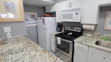 Condo, 1 quarto | Cozinha privada | Geladeira, fogão, cafeteira/chaleira, torradeira