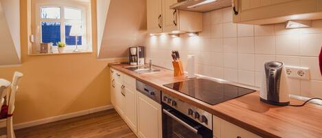 Køleskab, mikrobølgeovn, ovn, kogeplade