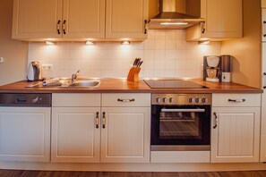 Køleskab, mikrobølgeovn, ovn, kogeplade