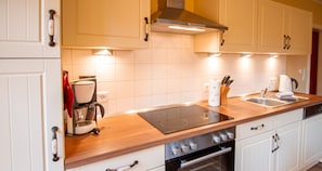 Køleskab, mikrobølgeovn, ovn, kogeplade