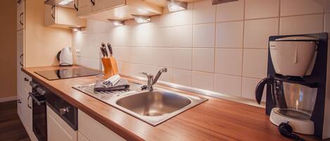 Kühlschrank, Mikrowelle, Ofen, Herdplatte