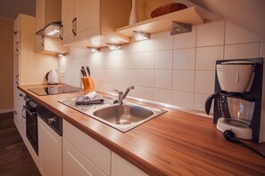 Jääkaappi, mikroaaltouuni, uuni, liesi