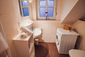 Dusche, Haartrockner, Handtücher, Toilettenpapier