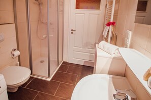 Shower, hair dryer, towels, toilet paper - Int Corner 7 (Krummhörn)