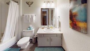Ensemble douche/baignoire, articles de toilette gratuits, sèche-cheveux