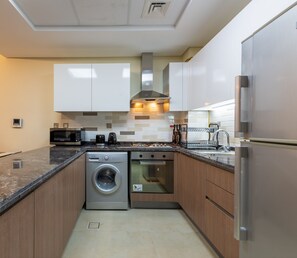 Kühlschrank, Mikrowelle, Herdplatte, Wasserkocher