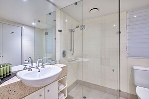 Een douche, een haardroger, handdoeken