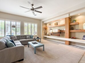 TV, offices - Modern Anthem Allure - Perfect Home Away From Home (Anthem)