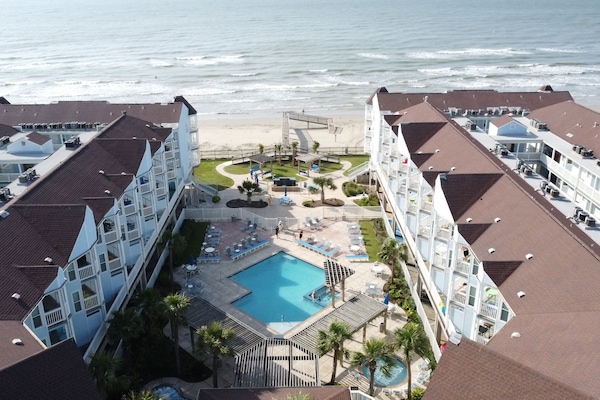 Alberca al aire libre y alberca climatizada