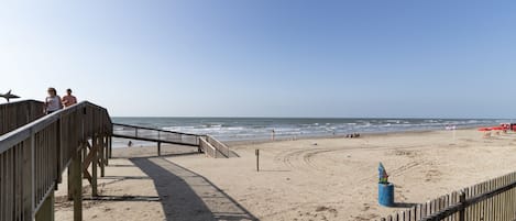 Sulla spiaggia, lettini da mare, teli da spiaggia