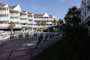 Outdoor dining - Newly renovated beautiful Oceanfront Oasis with direct beach access! HEATED POOL (Galveston)