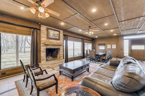 Spacious Ranch Style Home w/ Cinema Room