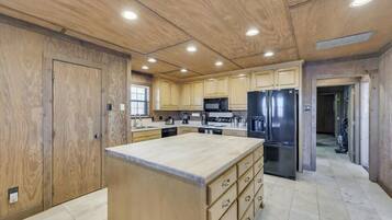 Køleskab, mikrobølgeovn, ovn, kogeplade