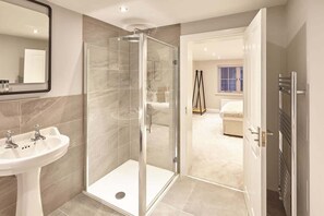 Douche, sèche-cheveux, serviettes fournies, shampoing