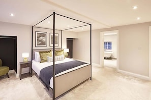 4 habitaciones, tabla de planchar con plancha, wifi y ropa de cama 