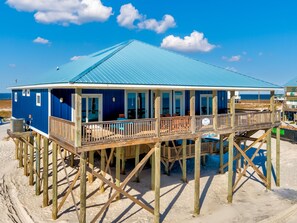 Exterior - Beachfront, spacious with amazing indoor and outdoor setup! – Surf’s Up (Dauphin Island)