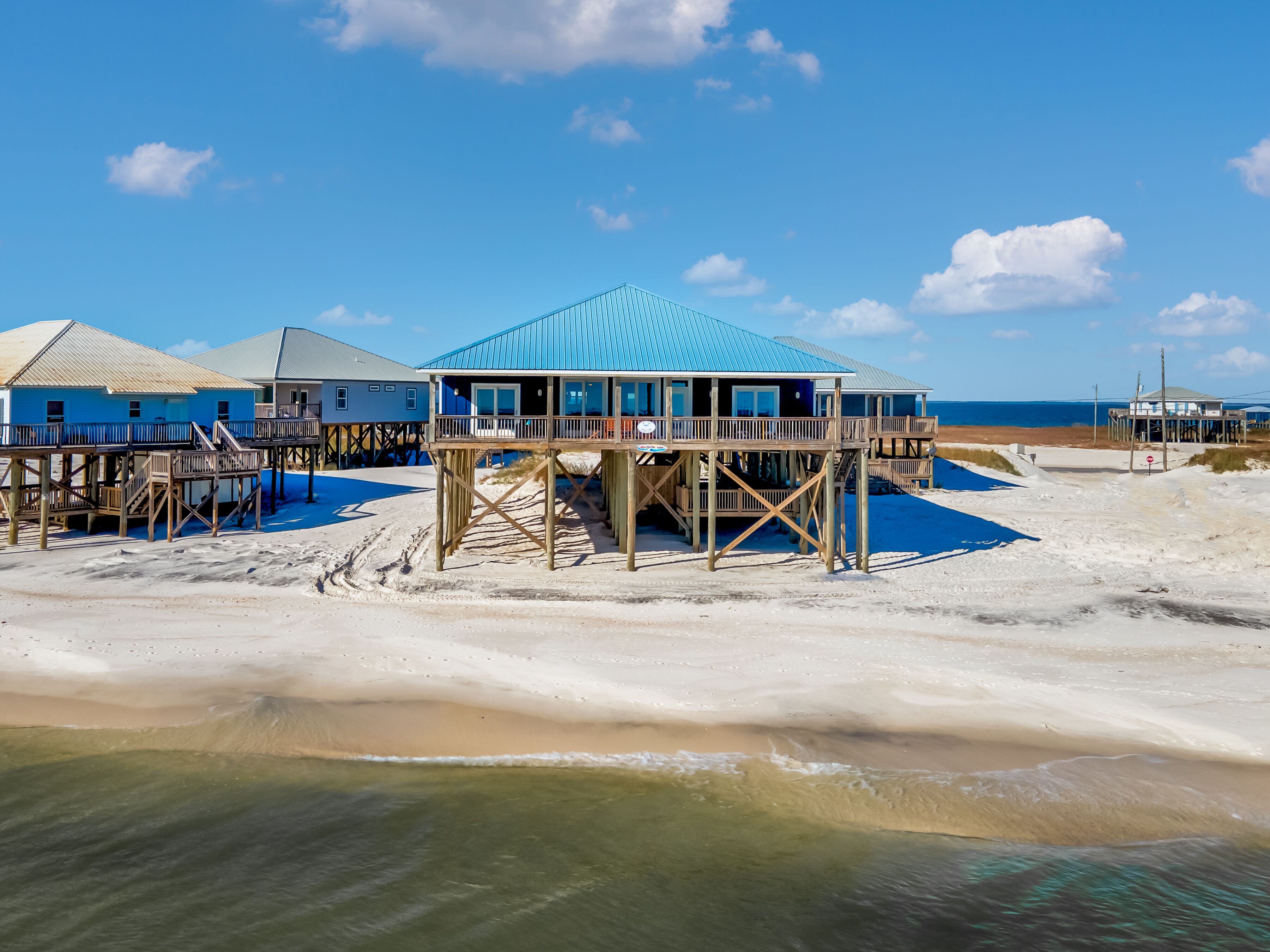 Beachfront, spacious with amazing indoor and outdoor setup! – Surf’s Up