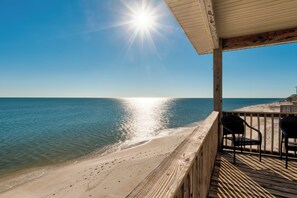 On the beach - Beachfront, spacious with amazing indoor and outdoor setup! – Surf’s Up (Dauphin Island)