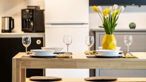 Une cuisine moderne avec un coin repas.