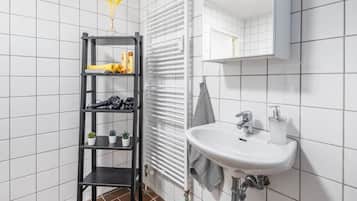 Bruser, brusehoved med spredningseffekt, hårtørrer, håndklæder