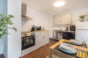 Fridge, microwave, stovetop, coffee/tea maker - Hamburg City Apartment (Hamburg)